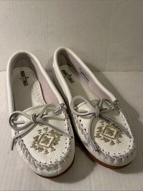 Minnetonka White Leather Beaded Moccasins with Bow